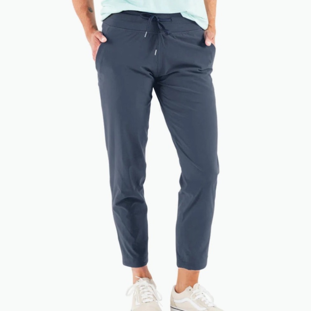 Free Fly Women’s Jogger Women's Breeze Cropped Pant Blue Dusk UPF 50 size Medium
